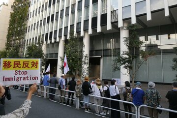 JICAが入るビルの前で抗議活動をする人たち