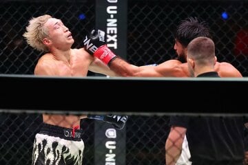 マラット・グレゴリアン(右奥)の強打にのけぞる安保瑠輝也