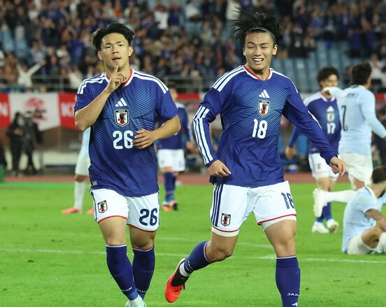 決勝ゴールを決めた塩貝健人は〝黙れ〟ポーズを取った