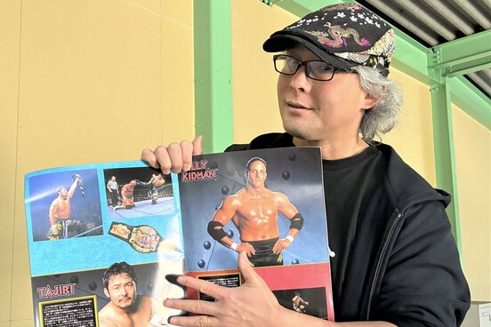 ２００２年に横浜で行われたＷＷＦのパンフレットを手にするＴＡＪＩＲＩ