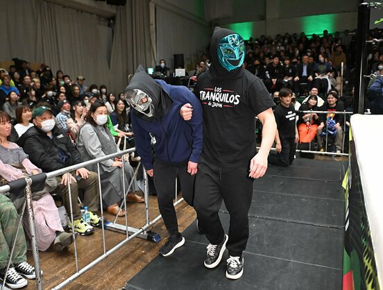 XXXX(左)と思しき男を引き連れて乱入したBUSHI
