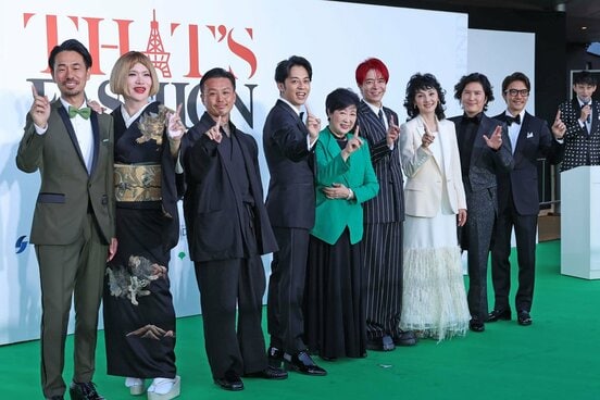 〝どんだけ~〟ポーズを披露した小池百合子都知事(左から5人目)