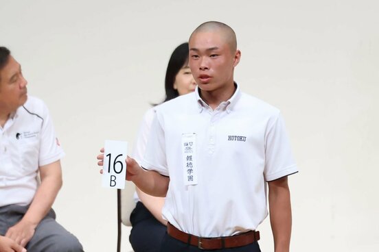 抽選に臨んだ報徳学園・福留主将