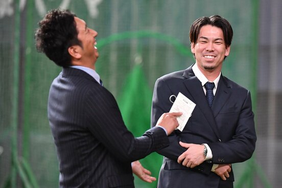 京セラドームを訪れた前田健太(左は藤川球児、日本シリーズで）