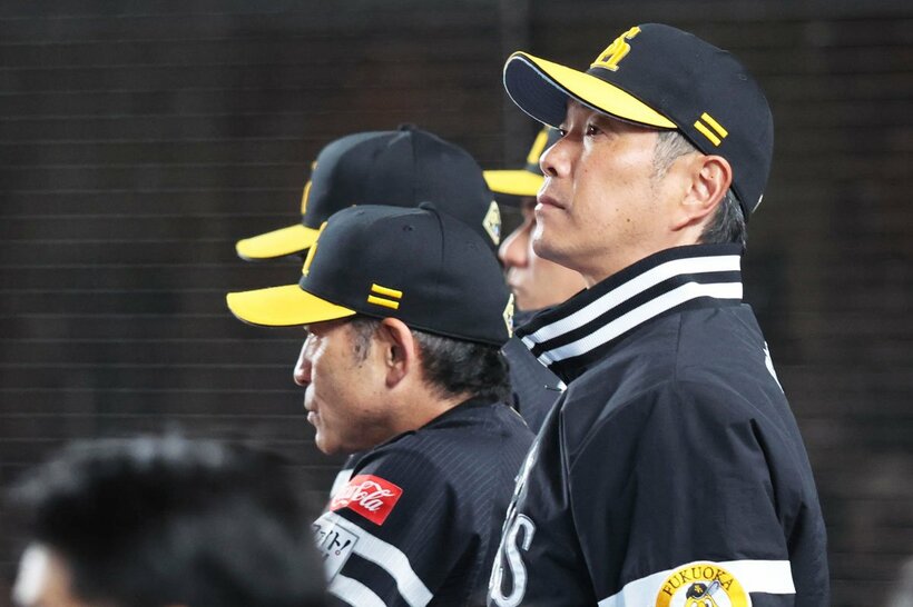 今季初のカード３連敗で交流戦に突入するソフトバンク・小久保監督(右)