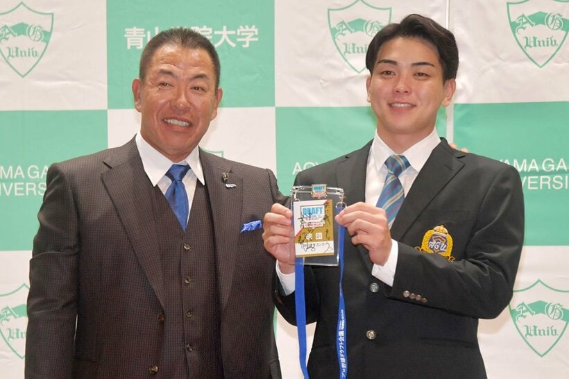 ドラフトで１位指名した中西聖輝(右)の一本釣りに成功した中日・井上監督