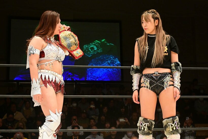 挑戦表明してきた桜井麻衣(右)にベルトを見せつけるワールド王者・青野未来