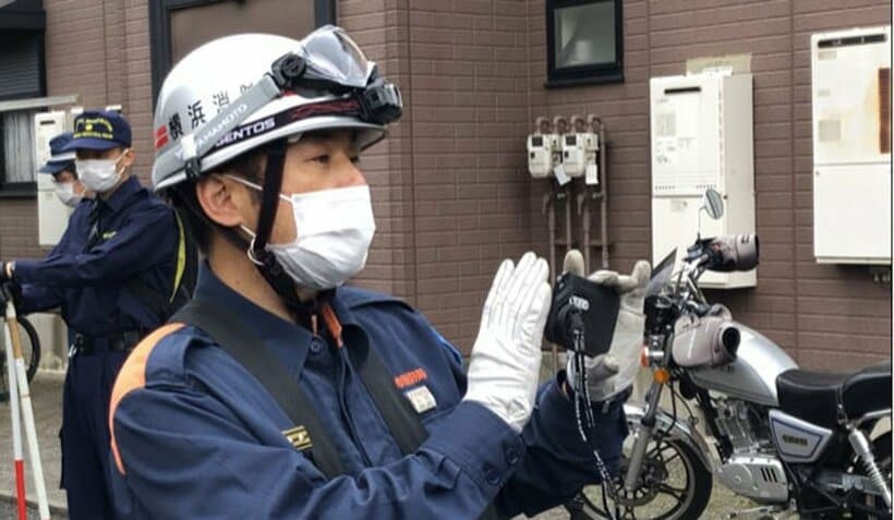  捜索に使われたサーモセンサーを説明する横浜市消防関係者