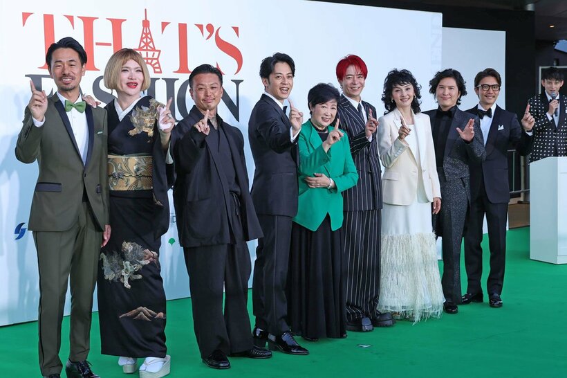 〝どんだけ～〟ポーズを披露した小池百合子都知事（左から5人目）