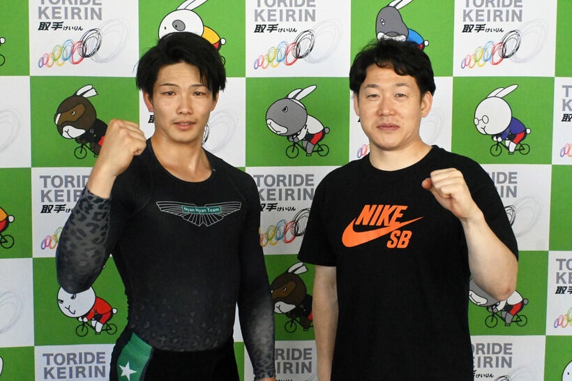 一発勝負を制した山口留稀哉(左)と師匠の佐藤幸治