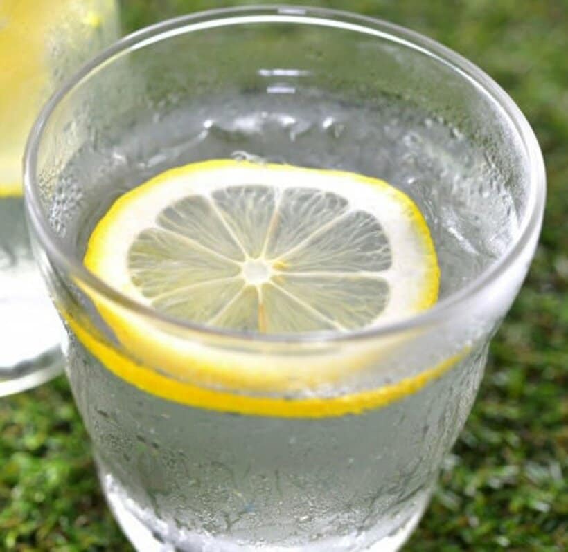  疲労回復に役立つクエン酸を手軽に取るにはレモン水がオススメだ（写真はイメージ）