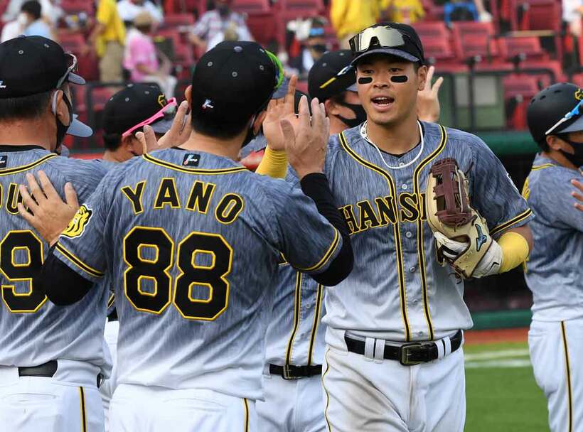  佐藤輝らナインを出迎える阪神・矢野監督。交流戦勝ち越しを決めた
