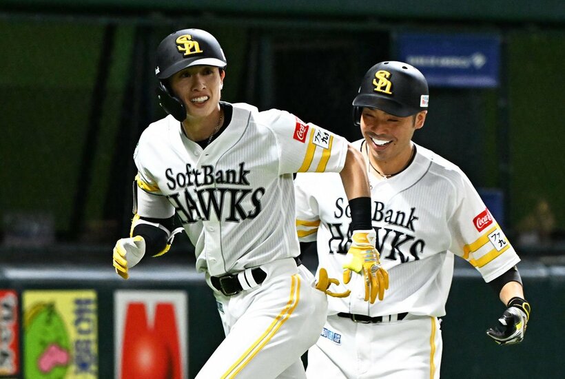 ランニング本塁打で生還したソフトバンク・周東佑京。奥は近藤健介