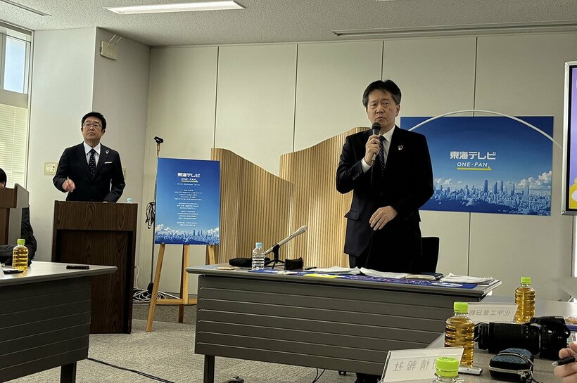 東海テレビの林泰敬社長。左は小田島卓生アナ