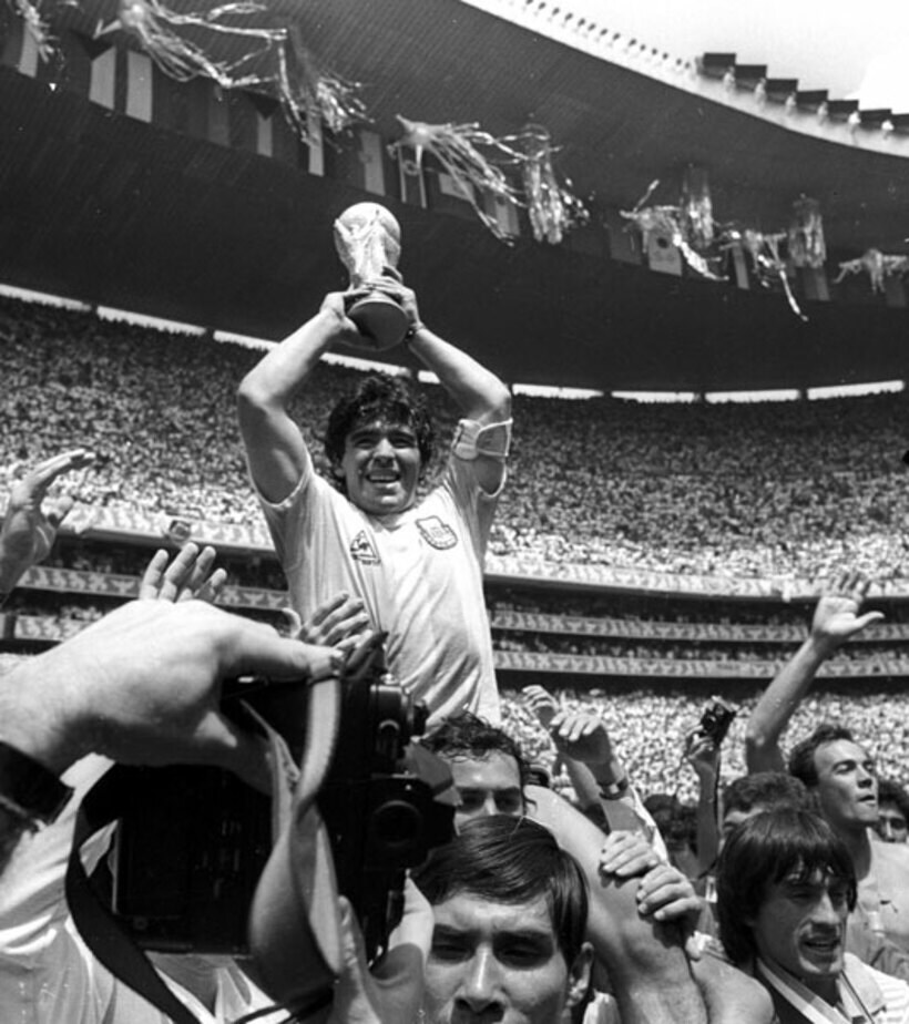  １９８６年メキシコＷ杯では肩車されてトロフィーを掲げた(ロイター)