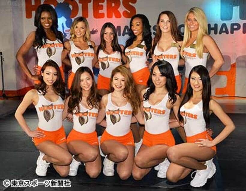 日米のフーターズガールがそろい踏み