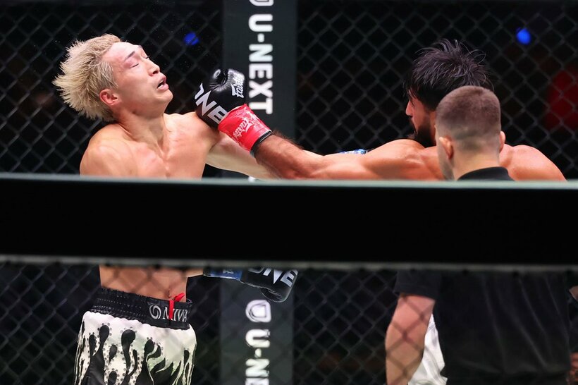マラット・グレゴリアン(右奥)の強打にのけぞる安保瑠輝也