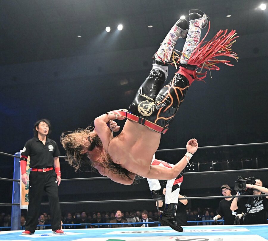辻陽太(手前)を豪快に仕留めたアンドラデ・エル・イドロ