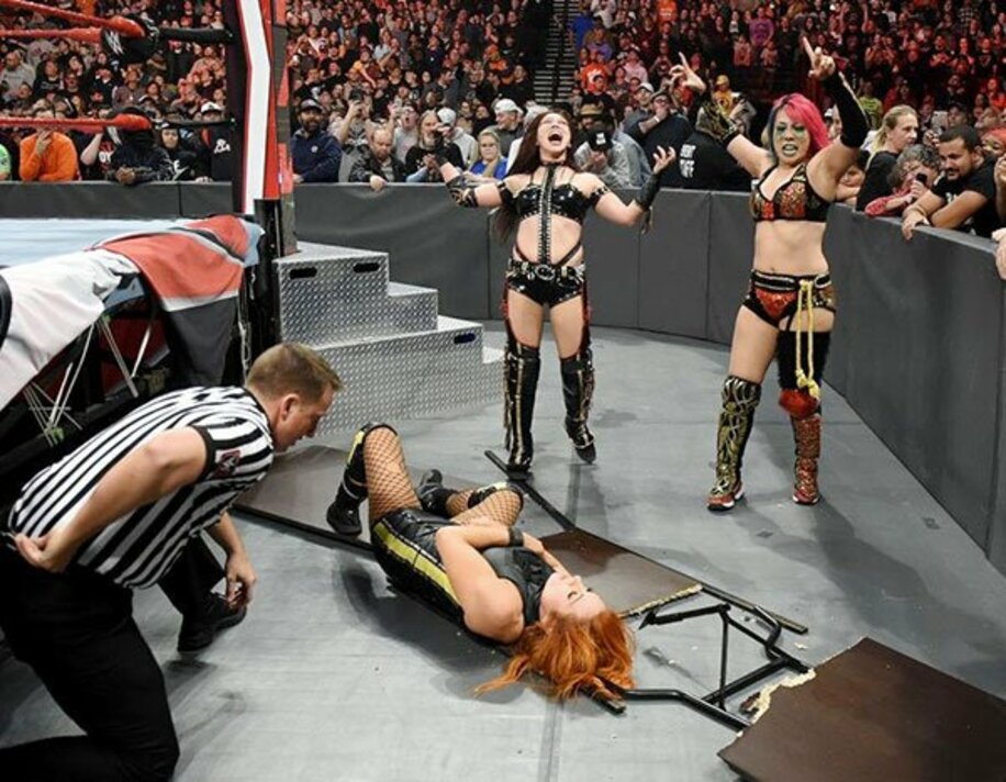  アスカとカイリ・セイン（左）はロウ女子王者のベッキー・リンチを場外でＫＯ（Ｃ）2019 WWE, Inc. All Rights Reserved.