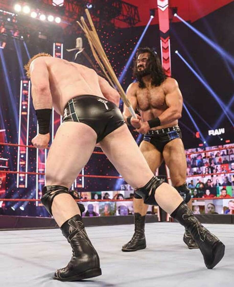  ドリュー・マッキンタイアは竹刀でシェイマス（左）を一撃するがダブルＫＯに終わった（Ｃ）2021 WWE, Inc. All Rights Reserved.