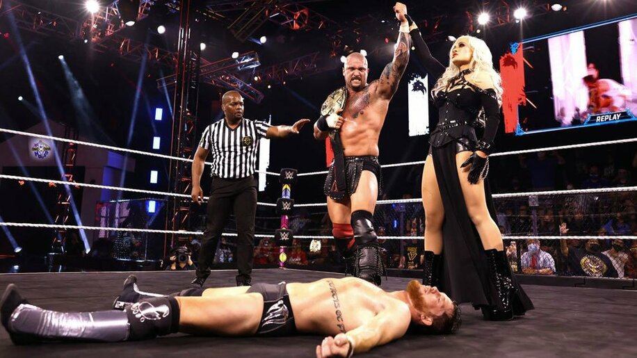  オライリー(下)を絞め落としたクロスとマネジャーのスカーレット(右)(2021 WWE, Inc. All Rights Reserved.)
