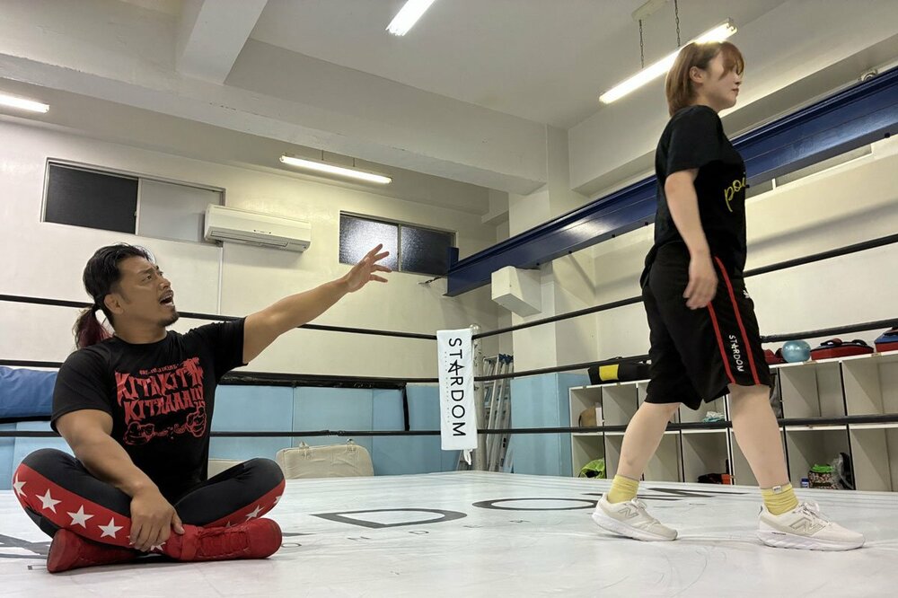 鷹木信悟とのケンカの末に去り行くなつぽい(右)