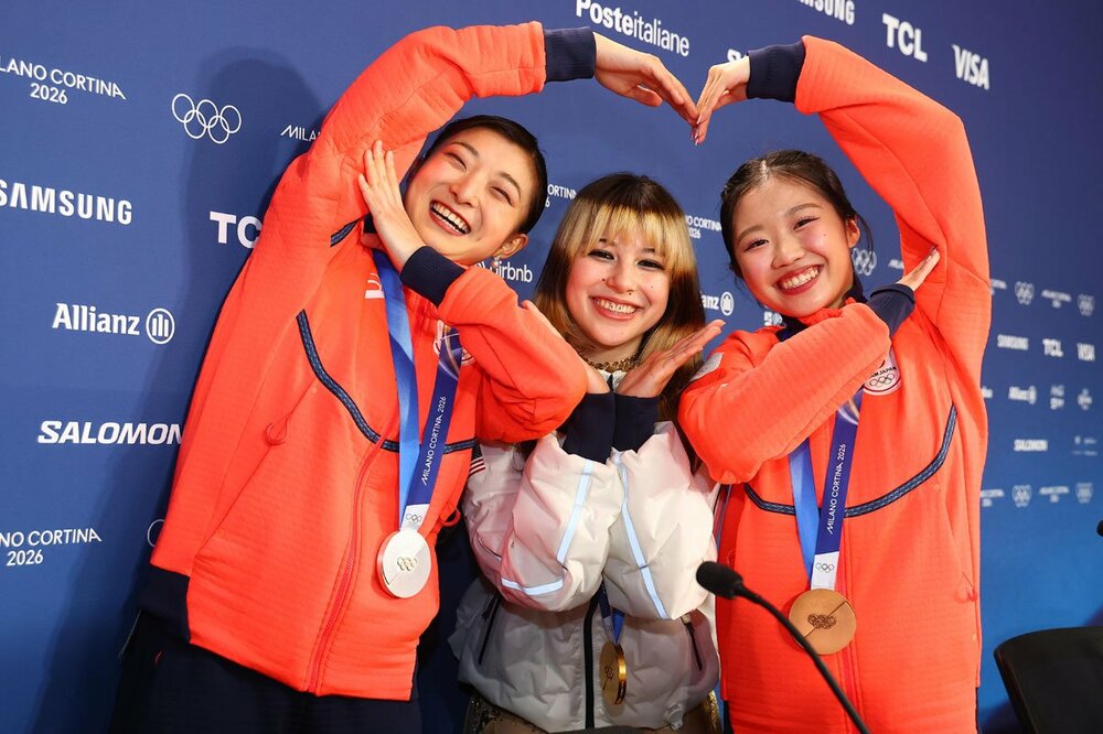 最後は坂本花織、アリサ・リウ、中井亜美で合体ハートポーズ
