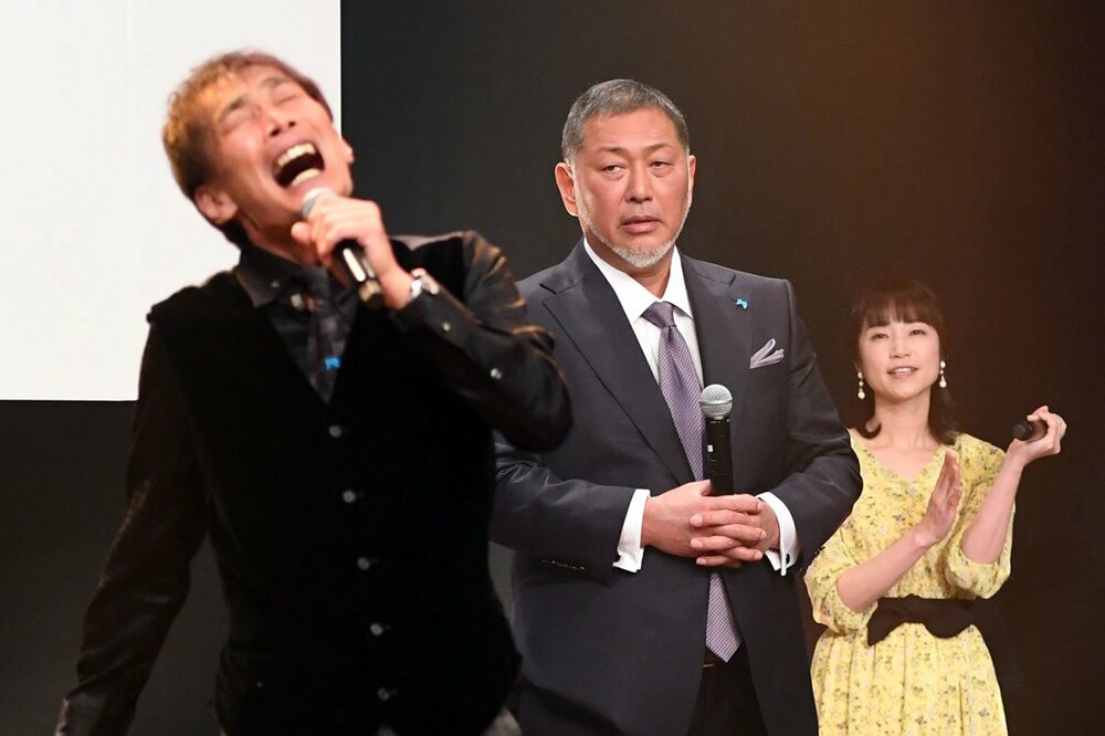 清原和博氏の前で熱唱する杉田あきひろ