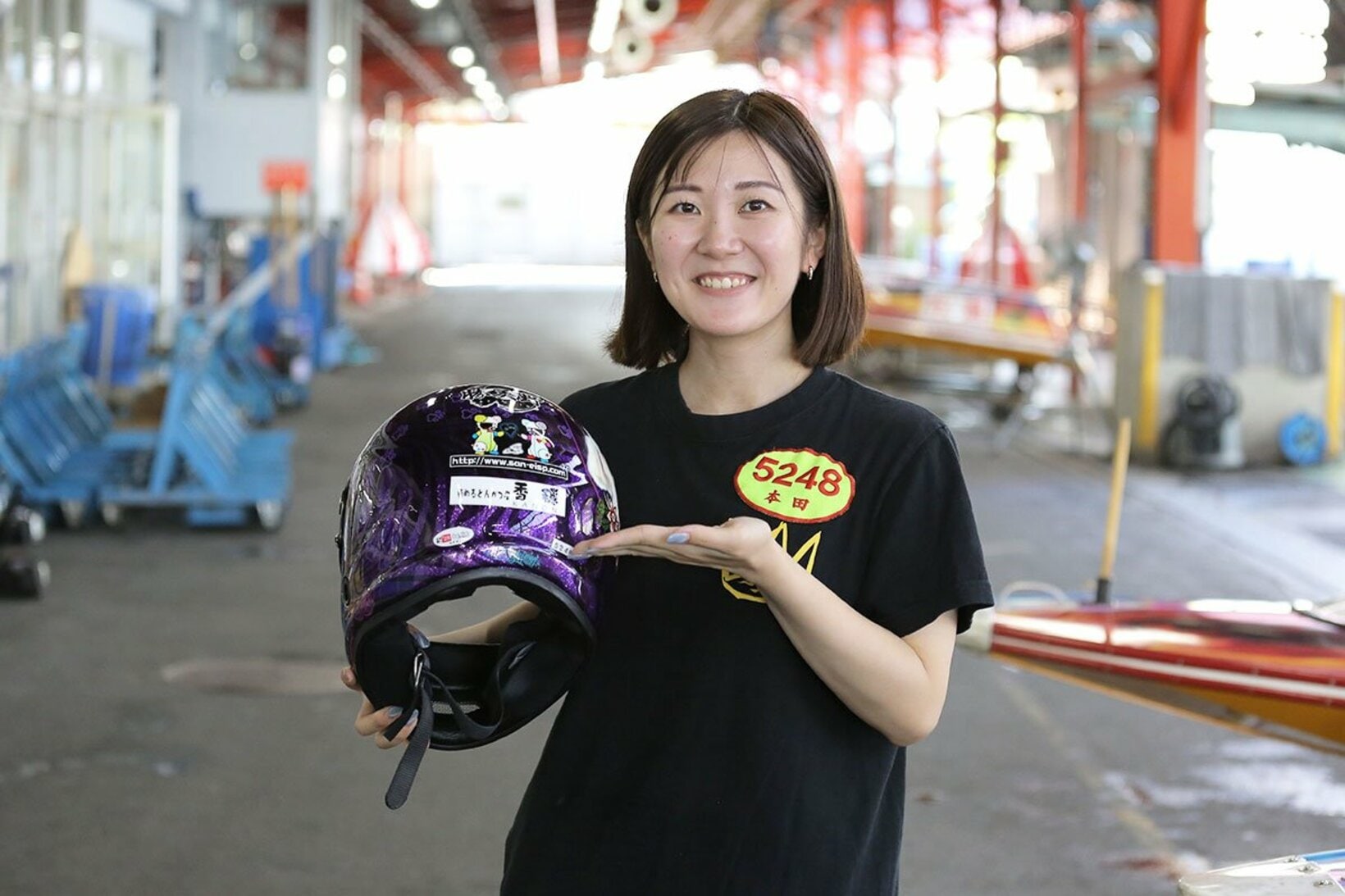 ヘルメットを披露する本田愛