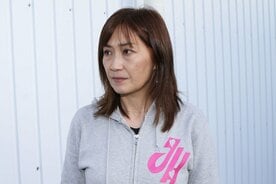 思いつめた表情の工藤めぐみGM