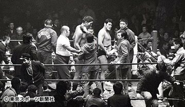 馬場（中央）が試合後のインタビューを受けている最中、乱入して汗を拭う一般人風の男性