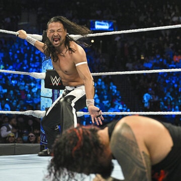  ジミー・ウーソ（手前）にキンシャサを狙う中邑真輔は、たぎりにたぎる(©2022 WWE, Inc. All Rights Reserved.)