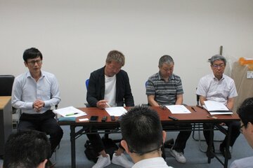 （右から）萩原実コミッショナー、日本プロボクシング協会のセレス小林会長、加山利治事務局長、会合の内容を説明するJBCの安河内剛本部事務局長