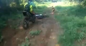  バイクの前に出現した小人（ユーチューブから）