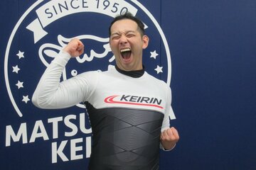 カメラを向けるとポーズを決める中田拓也