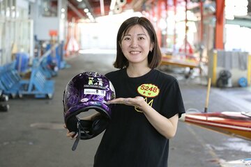 ヘルメットを披露する本田愛