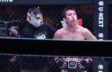 手塚裕之に敗れた青木真也。左はセコンドのカシン