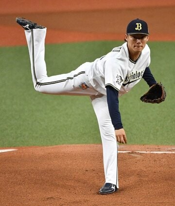  力投する山本由伸