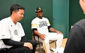 インタビューに真摯に応じたソフトバンク・アルモンテ