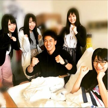  猪狩ともか（手前右）らとガッツポーズをみせた武井。写真はインスタグラム（@sosotakei）から