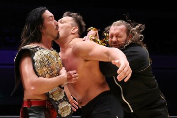 辻陽太（左）とボルチン・オレッグ（中）を襲撃したケニーオメガ