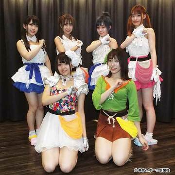  仮面女子・アーマーガールズ昇格が決まった星流さりあ（前列左）と瀬名深月（同右）
