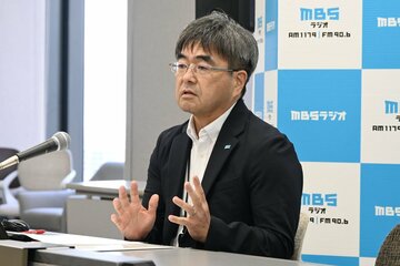 記者会見をしたＭＢＳラジオの原厳一郎社長