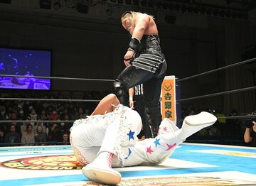 海野翔太（下）を踏みつけるＥＶＩＬ