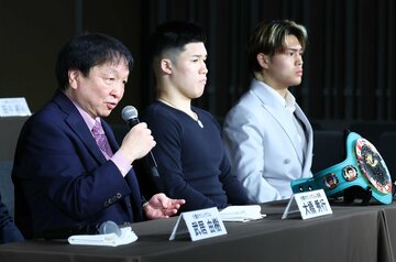 5・2東京ドームでのアンダーカードを発表した大橋秀行会長(左)