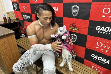 タッグリーグ初戦を飾った（左から）豹、みょんみょん