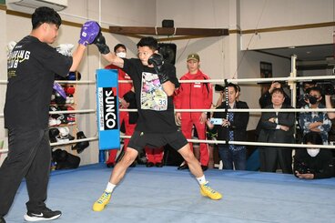 中谷潤人の練習をリングサイドから視察する大橋秀行会長