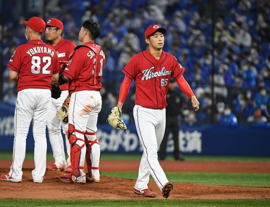  ６回、降板する玉村（右）