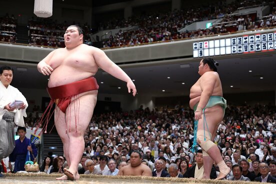 琴桜(右)を下し勝ち越しを決めた熱海富士