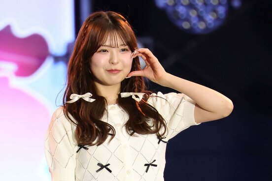 ポーズを決める折田涼夏